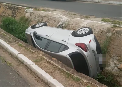Carro cai em galeria em Teresina