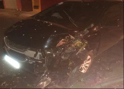 Carro colidir em árvore na Avenida Joaquim Nelson
