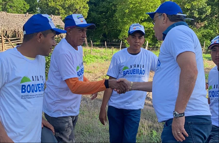 Deputado cumprimenta moradores de Boqueirão