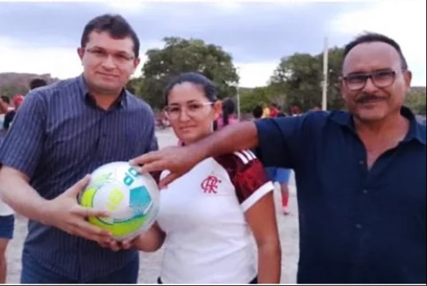 Prefeito Netinho faz entrega de bolas a times femininos