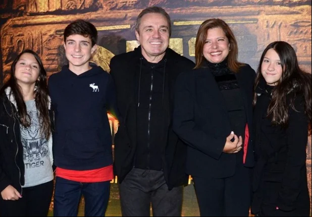 Gugu Liberato junto aos filhos e Rose Miriam