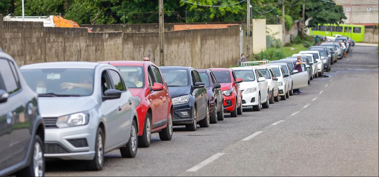 Fila de veículos para vacinação na Faculdade Uninovafapi