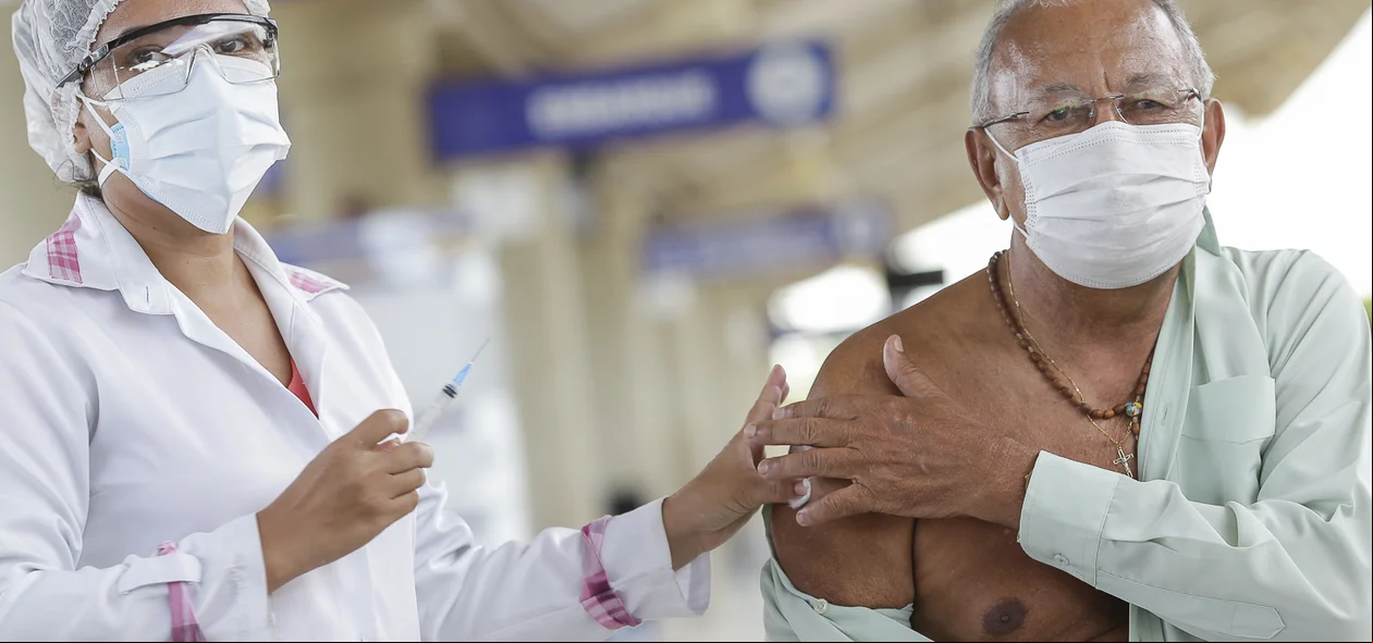 Prefeito Dr. Pessoa toma primeira dose de vacina contra covid-19