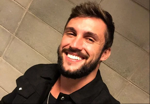 Primeira selfie de Arthur após a eliminação do BBB21