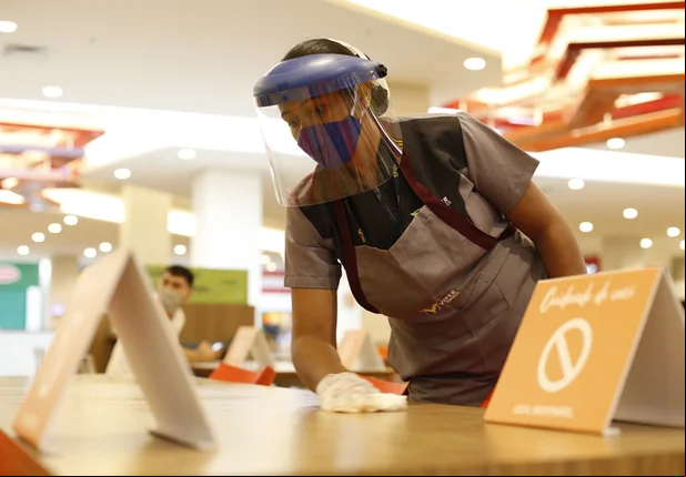 Trabalhadores do setor de bares e restaurantes.