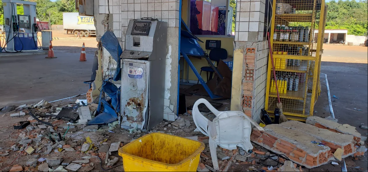 Bandidos estouram cofre de posto de combustíveis na BR 343