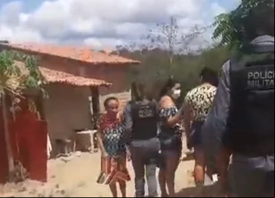 Polícia chegando no local do crime