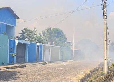 Fumaça toma de conta de residências próximas ao matagal