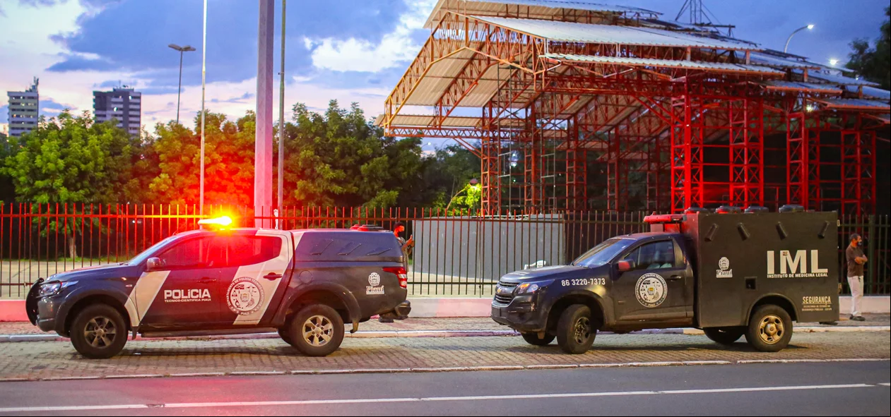 Polícia civil e IML no local