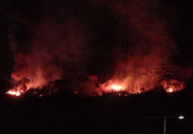 O fogo tem assustado os moradores do bairro Uruguai