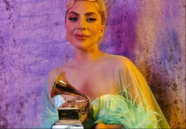 Lady Gaga com um dos gramofones
