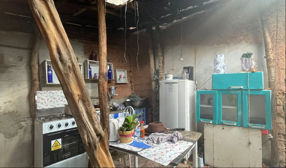 As chamas estavam se alastrando para a cozinha da residência