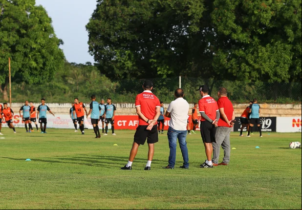 Comissão técnica acompanhando o treino