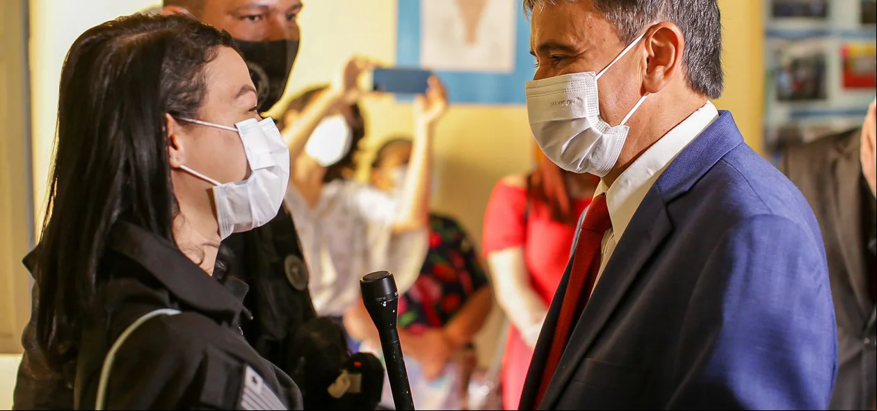 Governador conversando com trabalhadores da casa de reabilitação
