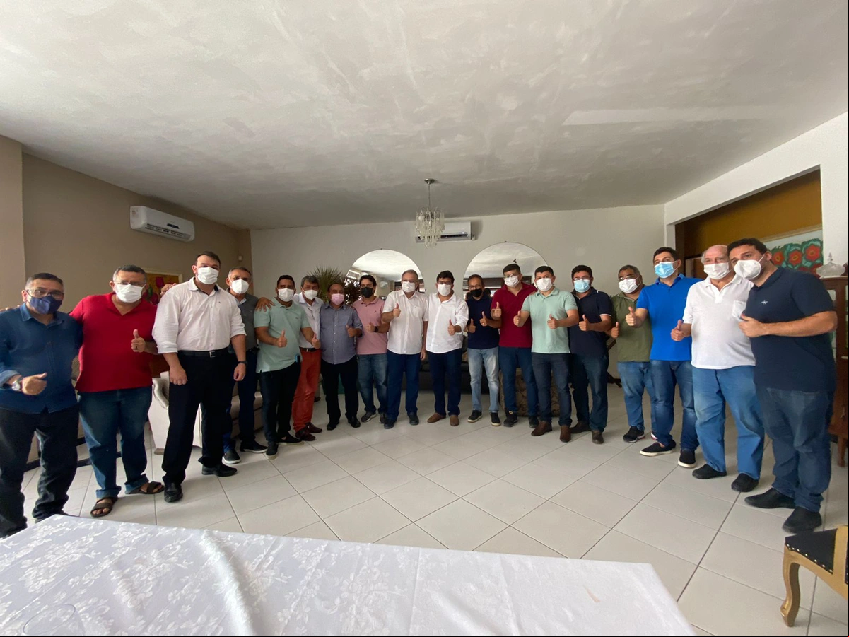 Rafael Fonteles ao lado de vereadores e líderes parnaibanos