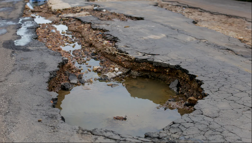 Buraco em avenida de Teresina
