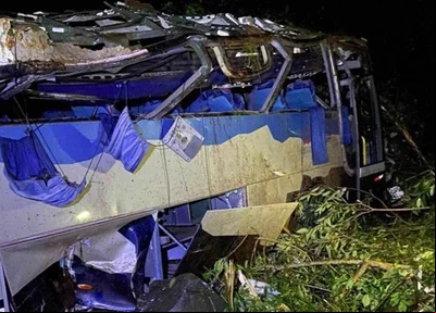 Ônibus capotou e dez pessoas morreram