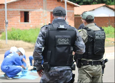 Pichações de facções são retiradas de muros e casas em Campo Maior
