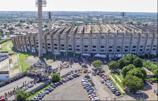 Estádio Albertão com longa fila para venda de ingressos