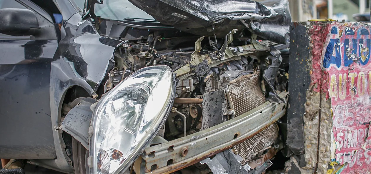 Frente do Nissan Versa totalmente destruída