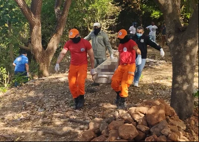 Corpo sendo removido pelos bombeiros