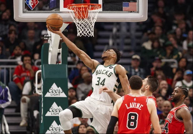 Giannis voa para a bandeija contra os Bulls