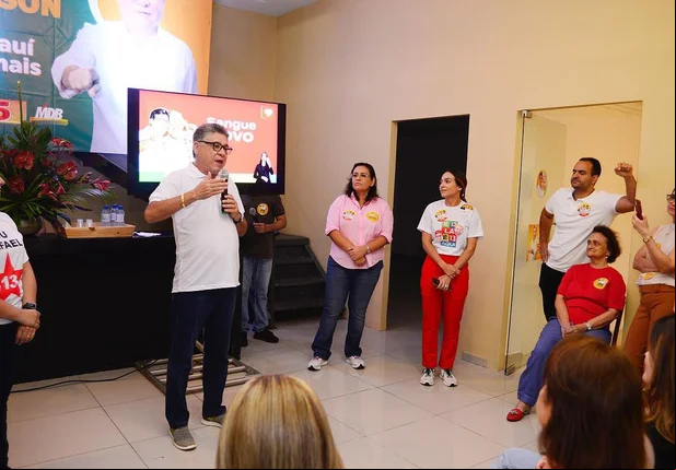 João Mádison em reunião com mulheres
