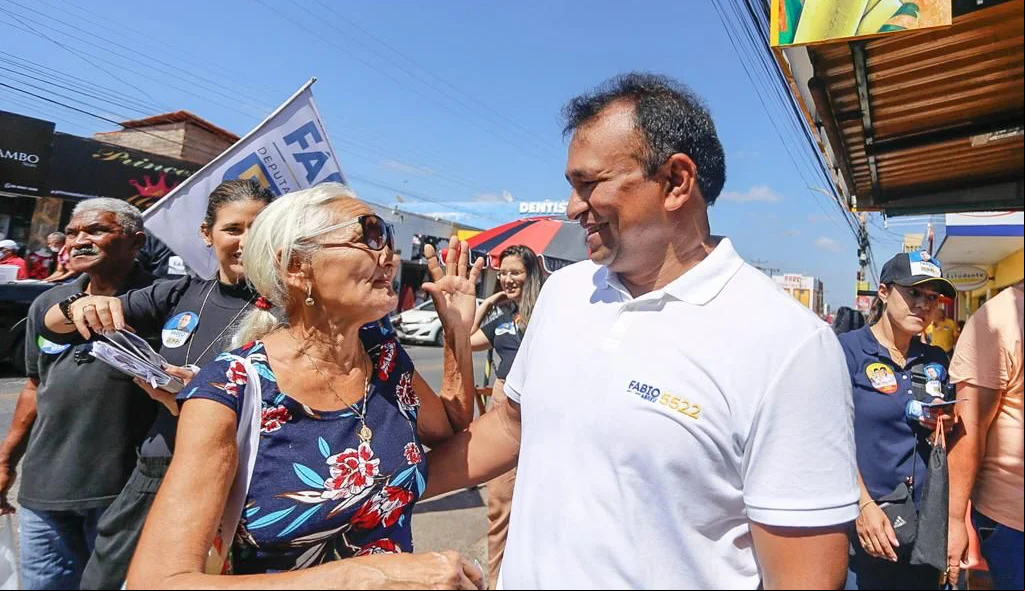 O candidato cumprimentou lojistas da área