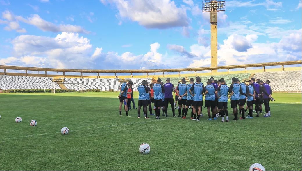 Atletas do River treinando no Albertão