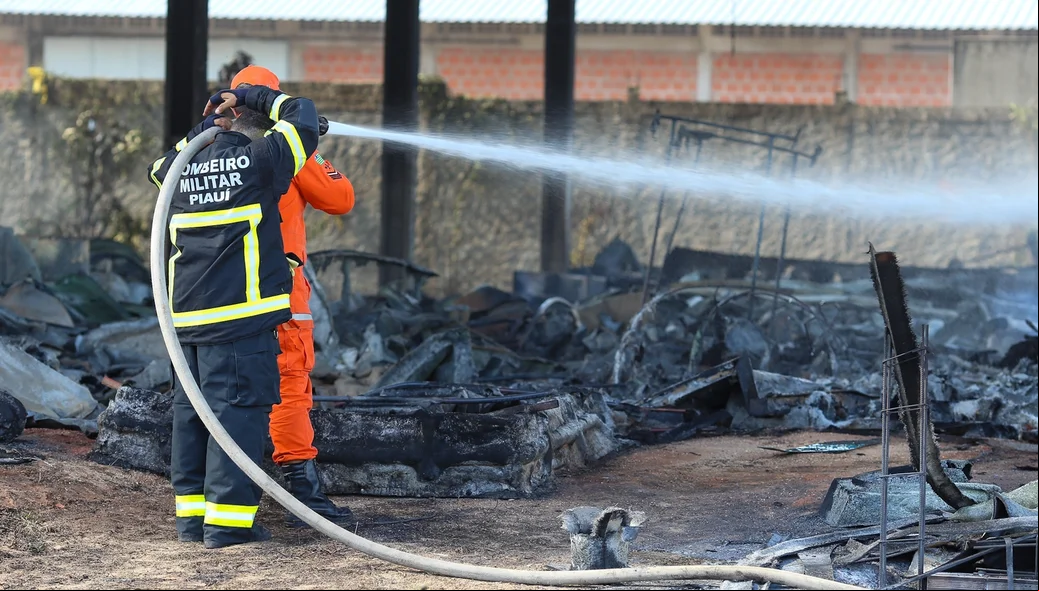 Devido aos bombeiros, o fogo não se espalhou para outros locais