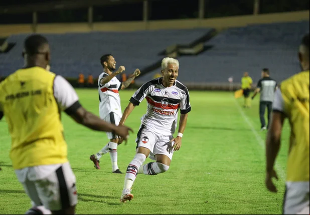 Hadrian comemorando gol