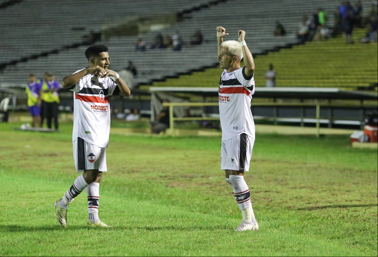 Hadrian comemorando gol