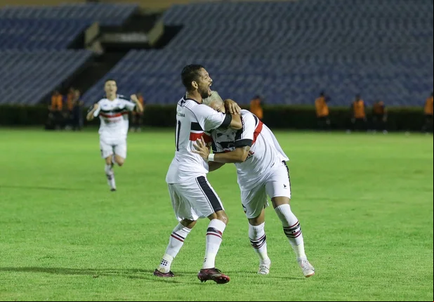 Hadrian e João Paulo comemorando gol do River