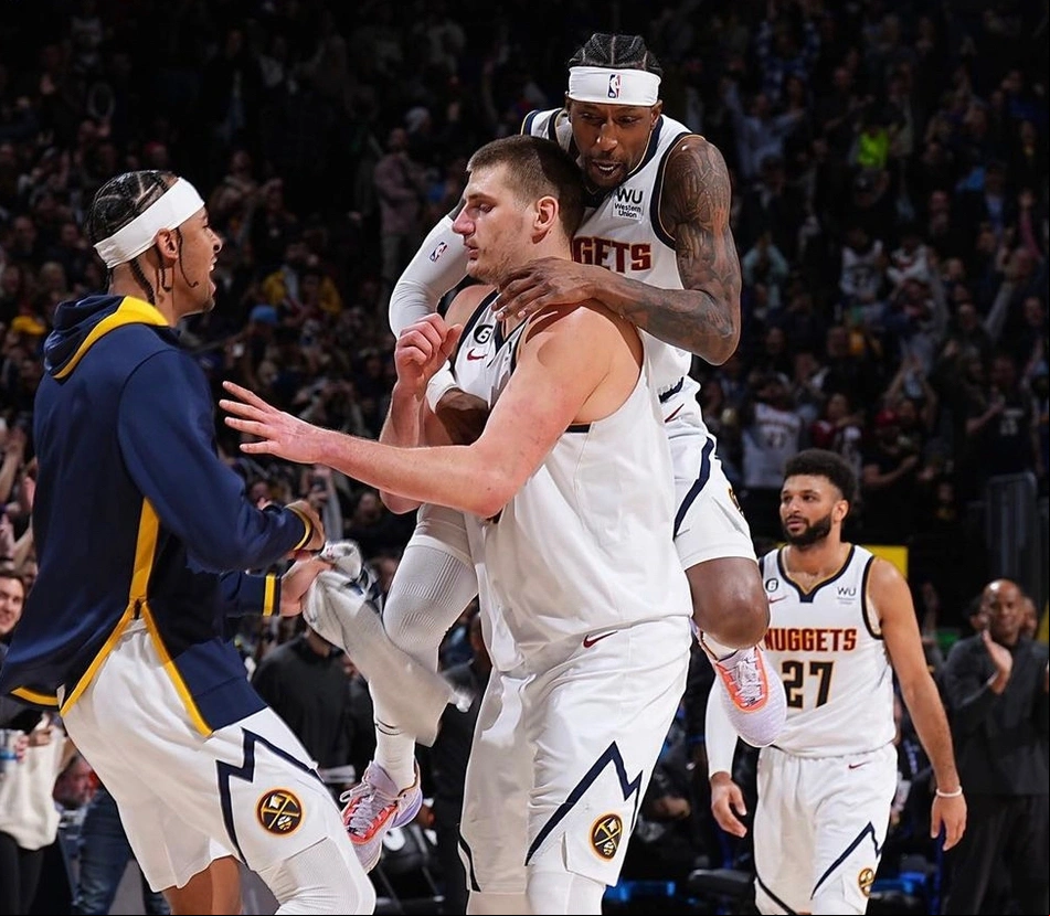 Jogadores do Nuggets abraçam Jokic após cesta que garantiu vitória