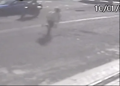 Momento em que bandido aborda empresário na Avenida Lindolfo Monteiro