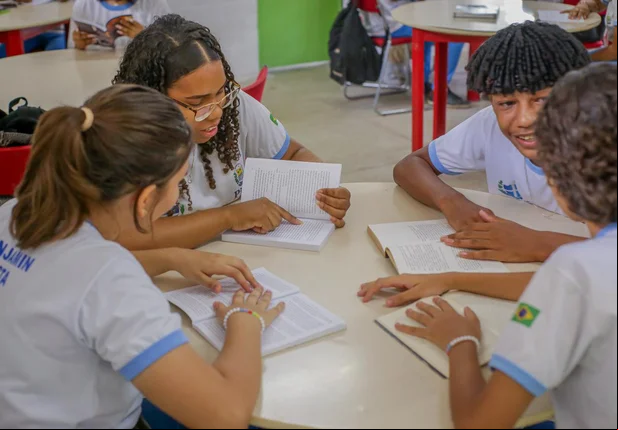 Alunos na sala de leitura