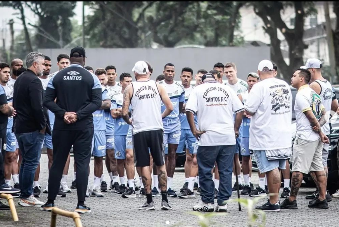 Torcida Jovem se reúne com elenco do Santos