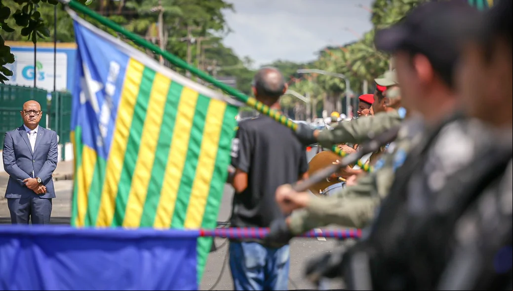 Deputado Franzé Silva na revista da tropa