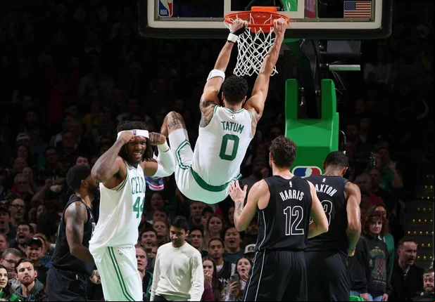 Jayson Tatum anotando enterrada contra o Brooklyn Nets