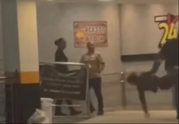 Vítima levou rasteira de um dos seguranças e bateu a cabeça no chão