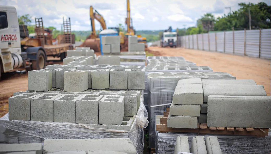 Blocos de concretos a serem usados na obra de rebaixamento da Avenida João XXIII