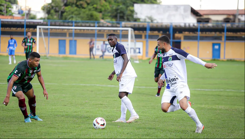 Carlos Henrique na marcação de bola do Altos