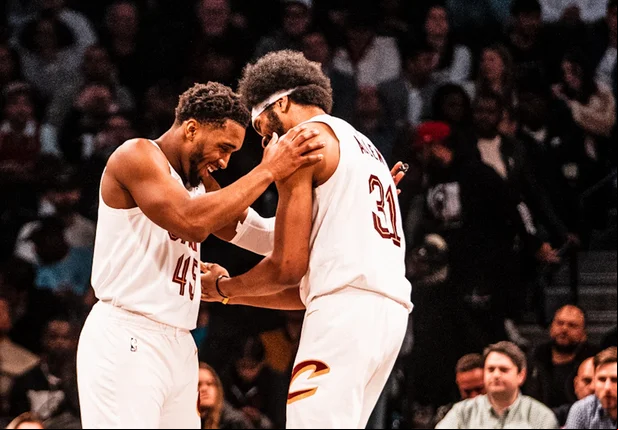 Donovan Mitchell e Jarrett Allen comemoram vitória