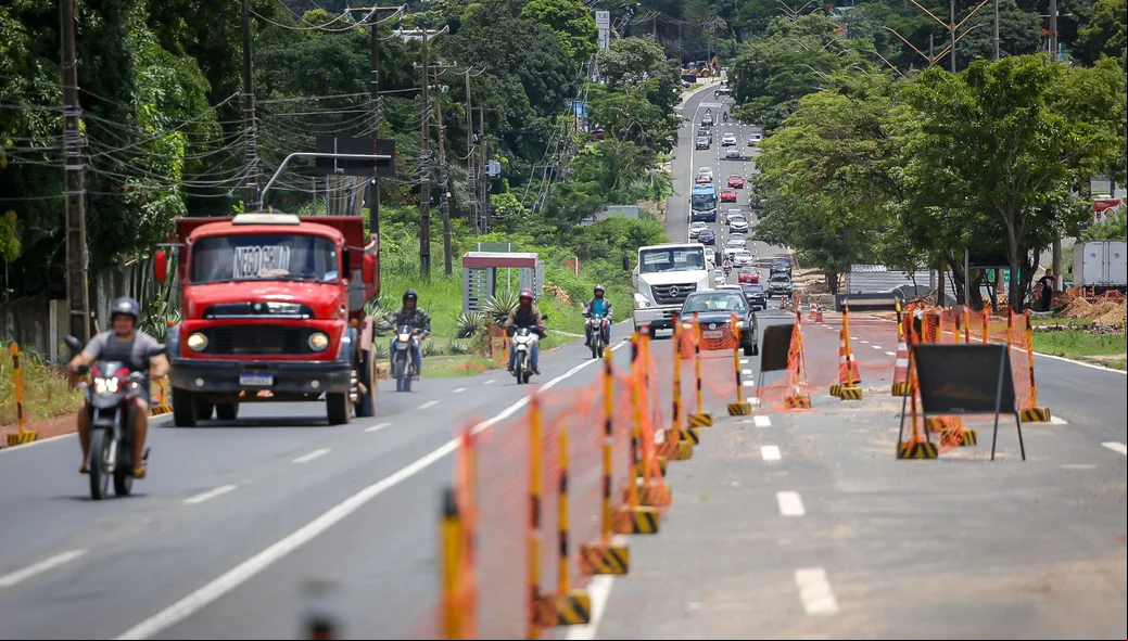 Duas faixas foram criadas na Avenida João XXIII no trecho em obra