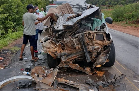Hilux ficou destruída