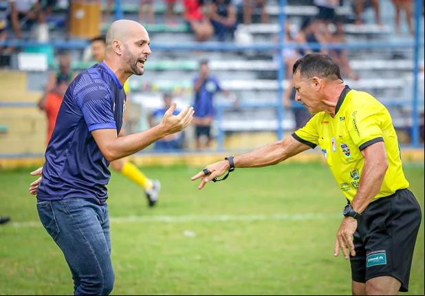 Jerson Testoni reclama com a arbitragem