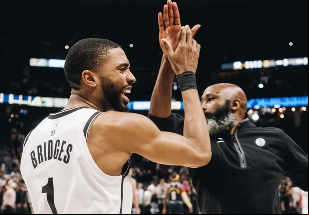 Mikal Bridges e Jacque Vaughn comemoram vitória