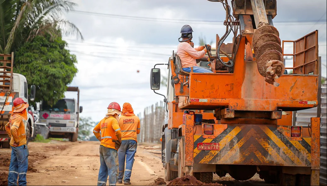 Trabalhadores na obra de rebaixamento da Avenida João XXIII