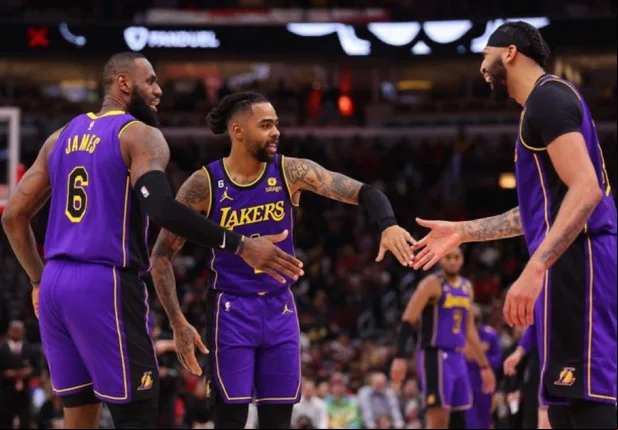 LeBron James, D'Angelo Russel e Anthony Davis comemoram a vitória diante dos Rockets