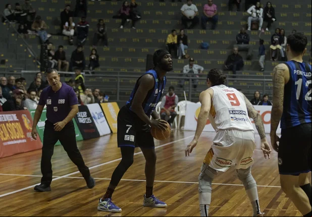 Pinheiros vence Caxias do Sul e se classifica para as quartas de final